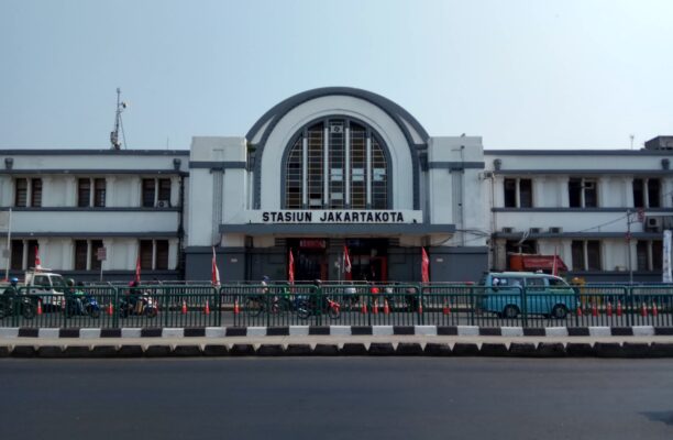 Menikmati Kemegahan dan Kesederhanaan Stasiun Jakarta Kota