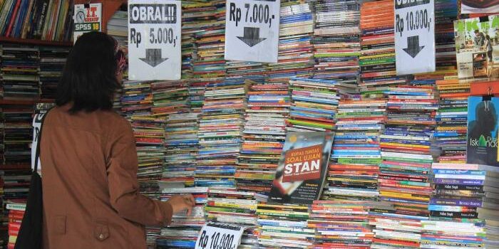 Berburu Buku Murah di Shopping Center