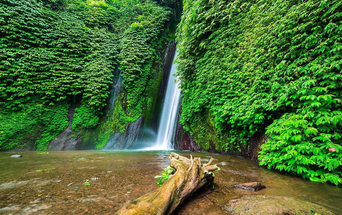 Menikmati Pemandangan Air Terjun Melanting Di Bali