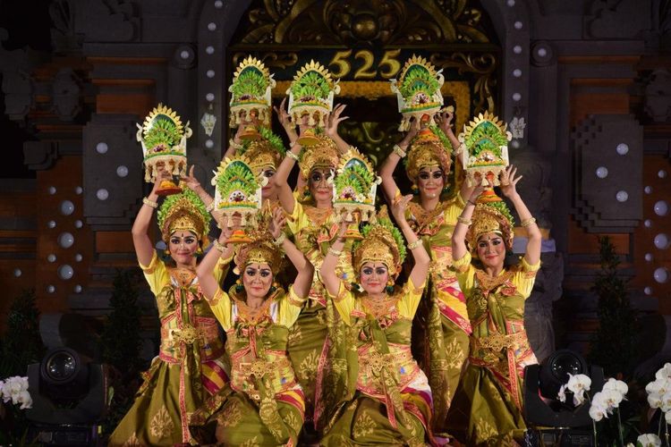 Menonton Pentas Seni di Gedung I Ketut Maria Bali