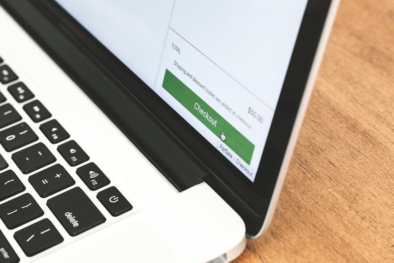komputer laptop dengan layar hijau yang menampilkan layar - tombol checkout