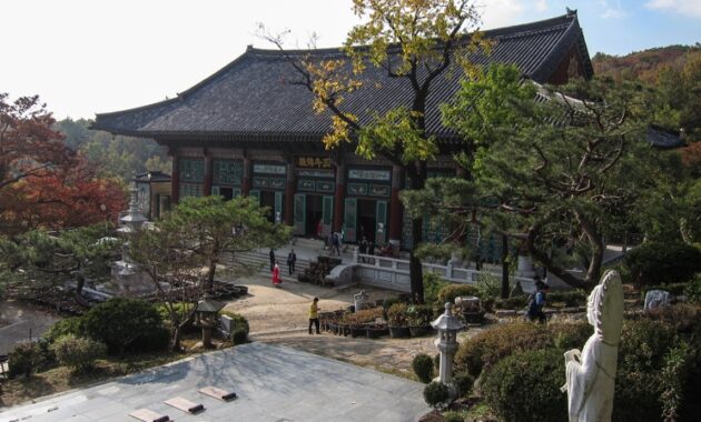 main buddha hall at bongwonsa temple in seoul