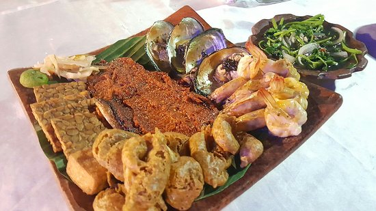 sajian seafood di kawasan pantai Senggigi