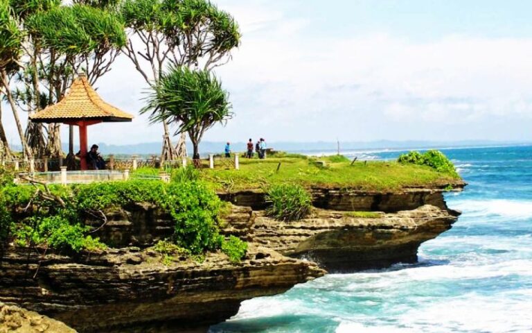 Pantai Batu Hiu: “Bulan di Langit Batu Hiu” Pantai Batu Hiu: “Bulan di Langit Batu Hiu”