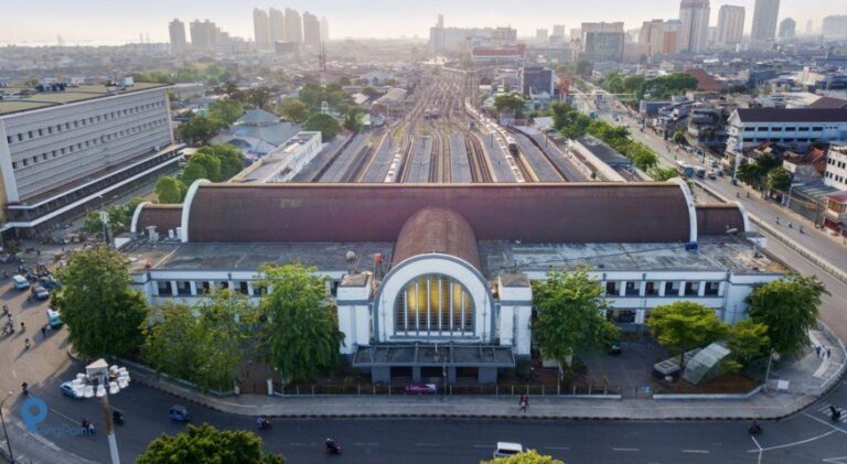 Menikmati Kemegahan dan Kesederhanaan Stasiun Jakarta Kota Menikmati Kemegahan dan Kesederhanaan Stasiun Jakarta Kota