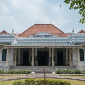 Mengenal Lebih Jauh Koleksi Tekstil di Seluruh Nusantara Melalui Museum Tekstil Jakarta