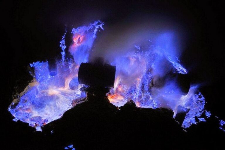 Magisnya Api Biru Kawah Ijen Yang Hanya Ada Satu Di Indonesia Magisnya Api Biru Kawah Ijen Yang Hanya Ada Satu Di Indonesia