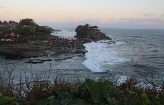 Kunjungan ke Tanah Lot Turun Drastis
