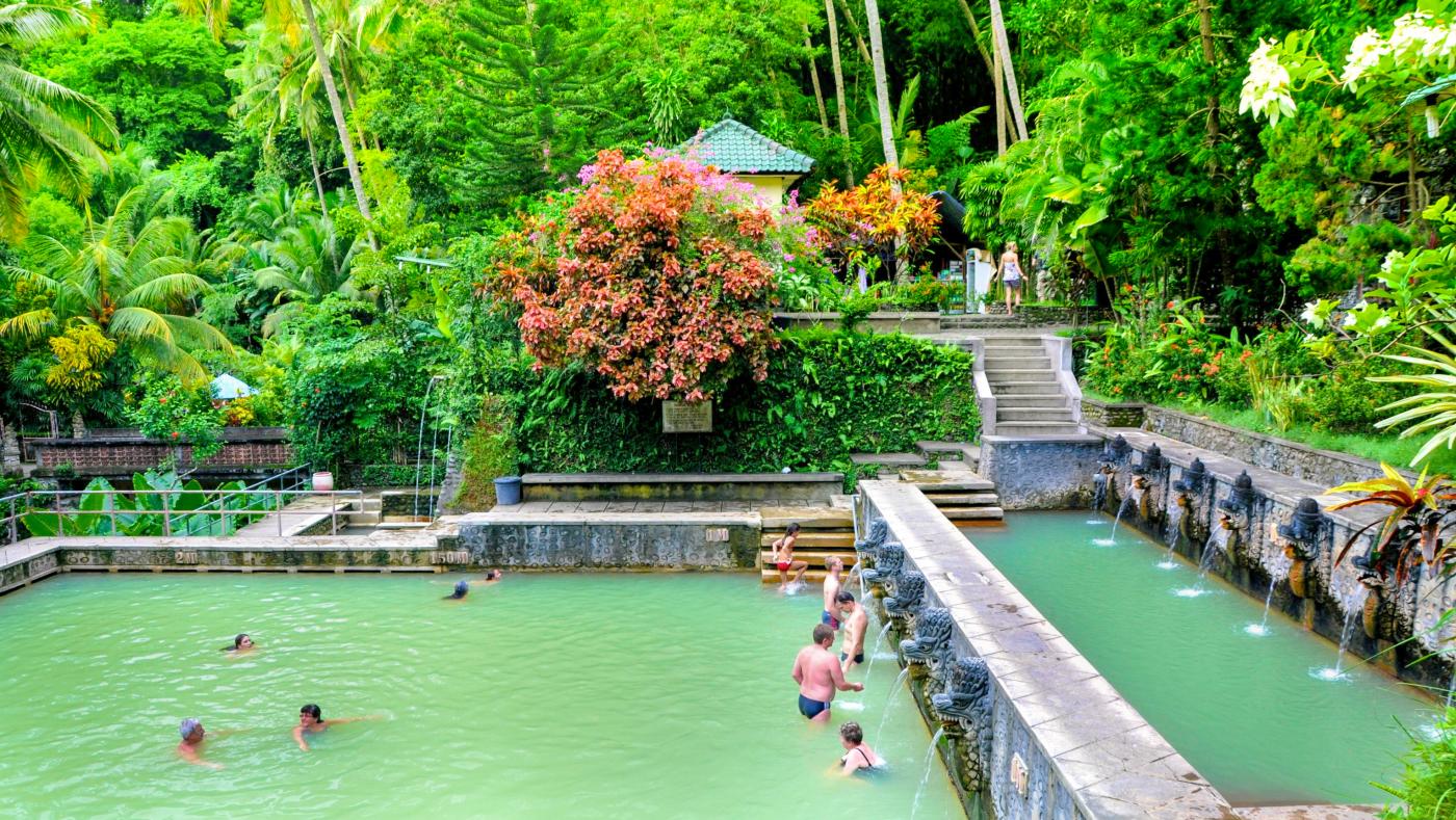 Berendam di Air Panas Banjar di Bali