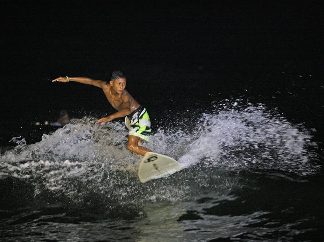 Kompetisi Selancar di Malam Hari, Wooow!