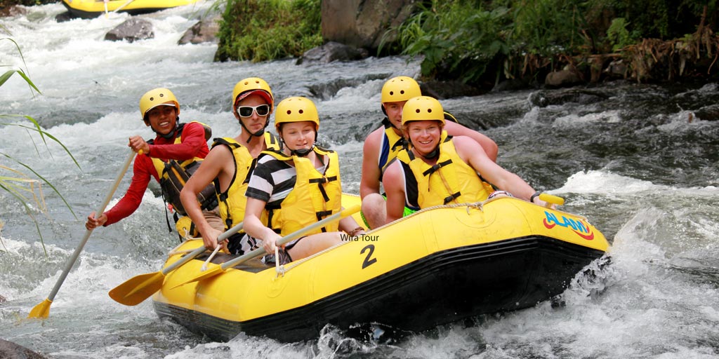 Menguji Nyali di Rafting Telagawaja