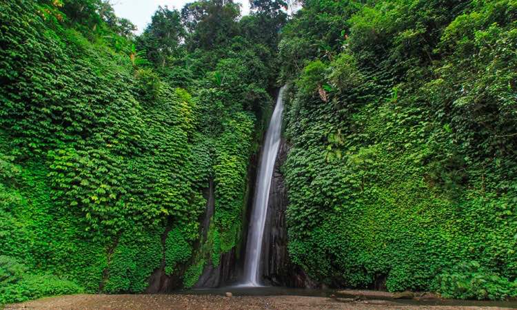 Menikmati Pemandangan Air Terjun Melanting Di Bali