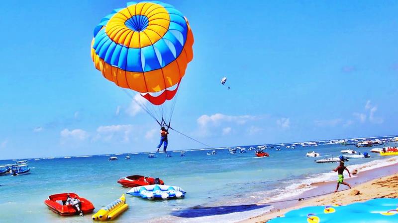 Parasailing di Tanjung Benoa