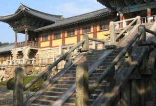 Berdoa di Kuil Bulguksa