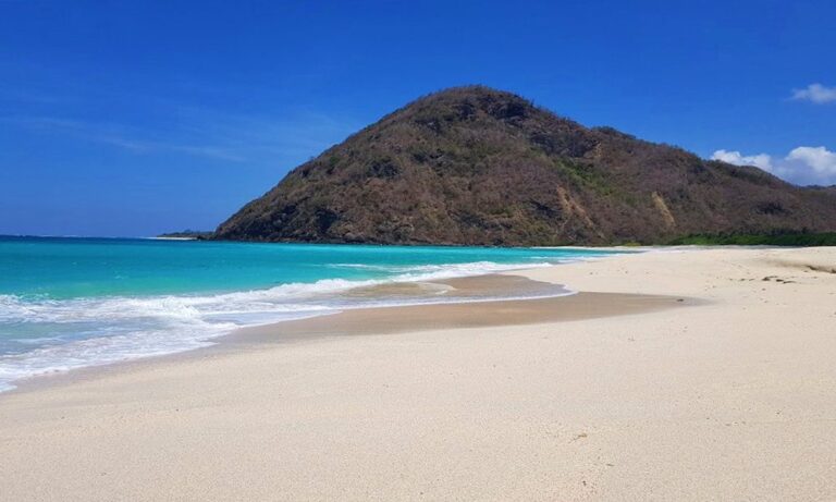 Menjelajahi Pantai Toemang Omang dan Pantai Serangan Menjelajahi Pantai Toemang Omang dan Pantai Serangan