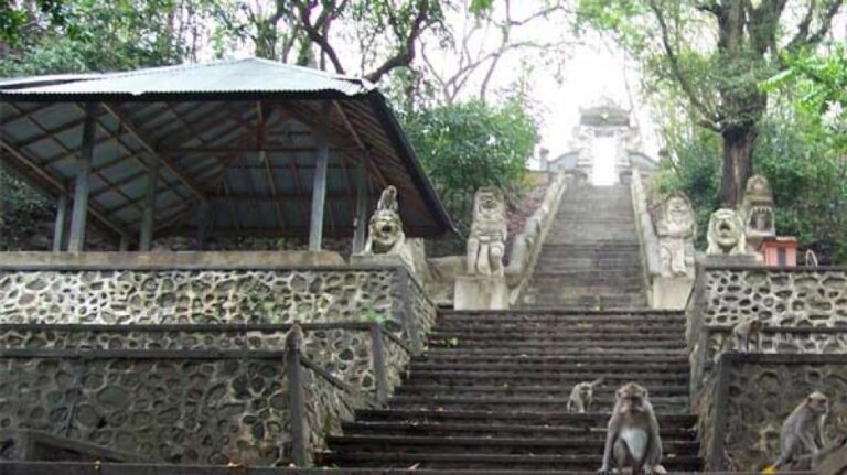 Beribadah di Ketinggian Gunung Pengsong Beribadah di Ketinggian Gunung Pengsong