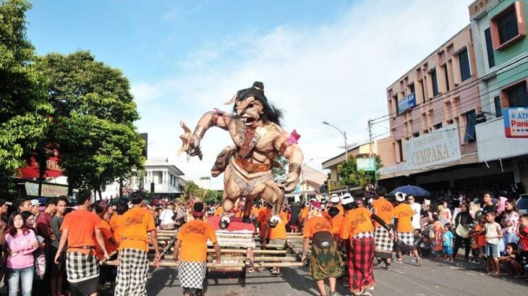 Meriahnya Pawai Ogoh-Ogoh di Lombok Meriahnya Pawai Ogoh-Ogoh di Lombok