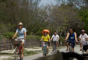 Bersepeda di Lombok