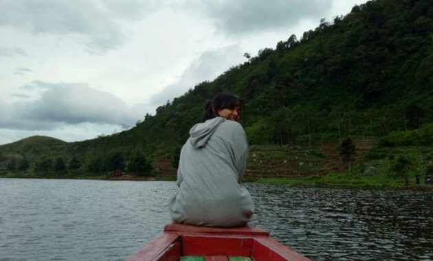 Menjelajahi Danau dengan Perahu