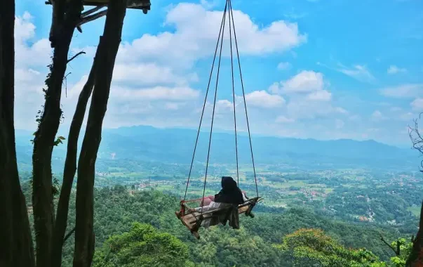 Puncak Mustika Manik, Pemandangan Indah di Pinggir Jurang